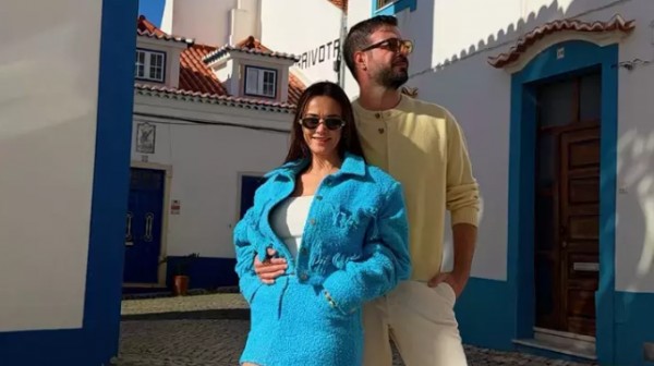 Ünlü çiftten mutlu aile pozu...